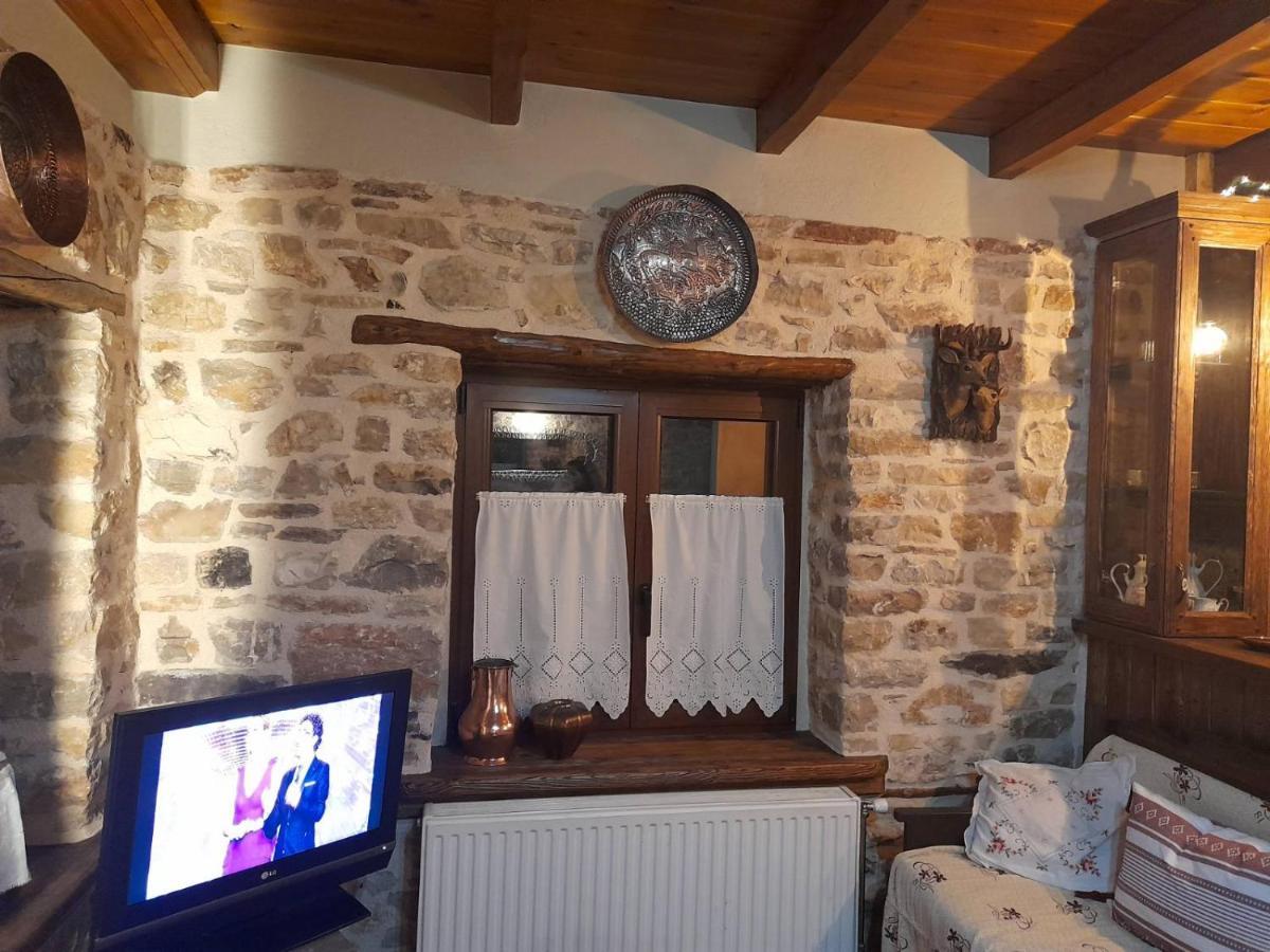 Το Πέτρινο Της Γιαγιάς Μαρίκας Apartment Karpenisi Bagian luar foto