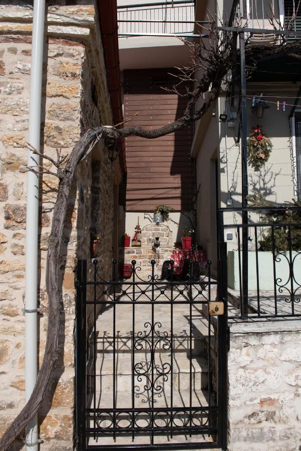 Το Πέτρινο Της Γιαγιάς Μαρίκας Apartment Karpenisi Bagian luar foto
