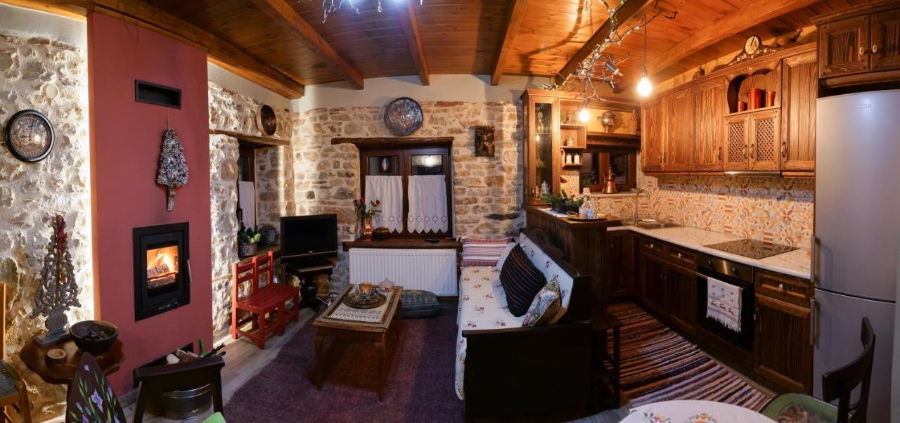Το Πέτρινο Της Γιαγιάς Μαρίκας Apartment Karpenisi Bagian luar foto