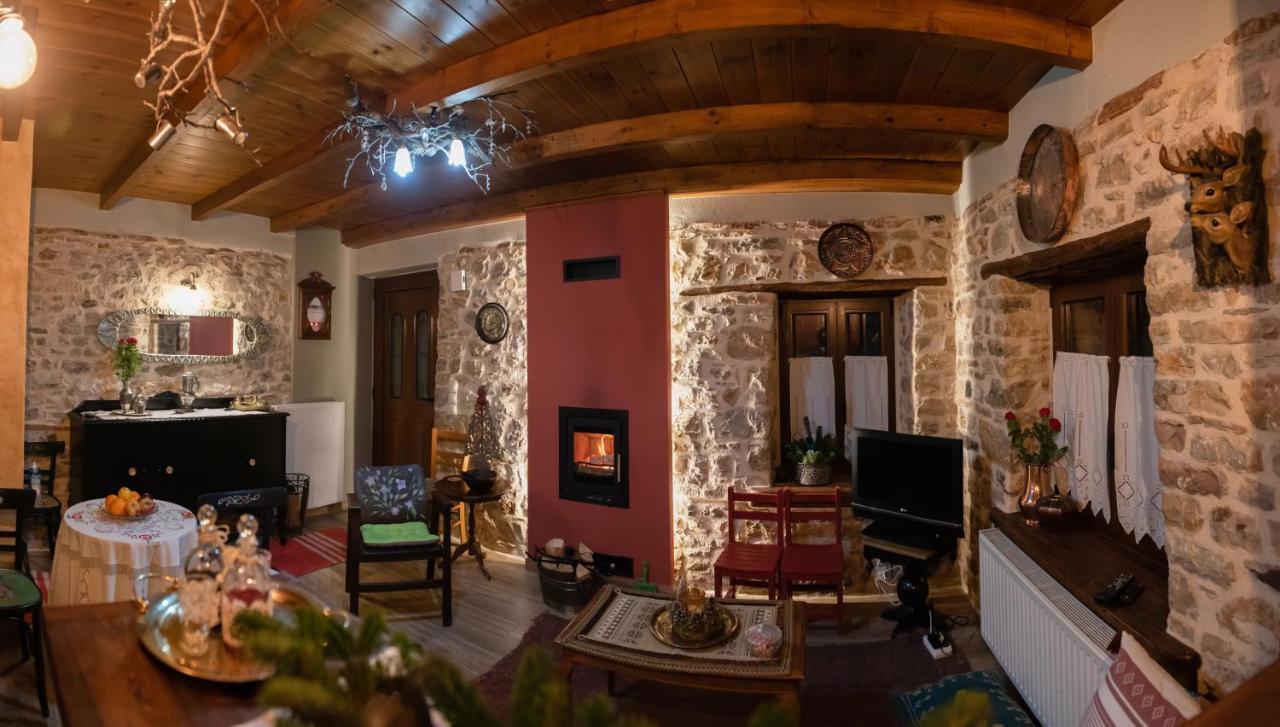 Το Πέτρινο Της Γιαγιάς Μαρίκας Apartment Karpenisi Bagian luar foto