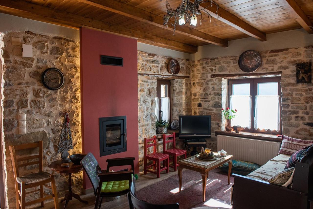 Το Πέτρινο Της Γιαγιάς Μαρίκας Apartment Karpenisi Bagian luar foto