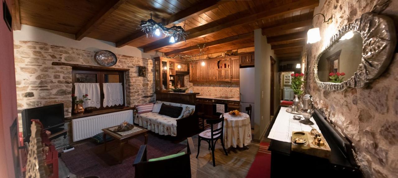 Το Πέτρινο Της Γιαγιάς Μαρίκας Apartment Karpenisi Bagian luar foto